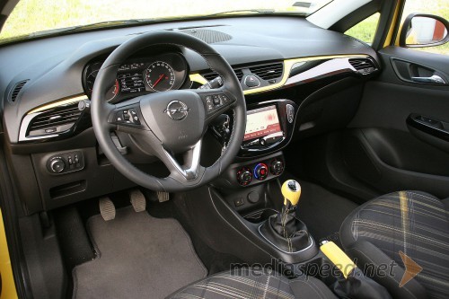 Opel Corsa 1.4 Turbo Color Edition, volan ima dolge hode nastavitev