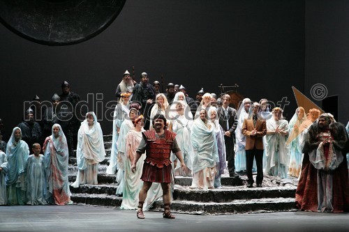 Opera Norma, v ospredju Janez Lotrič, v vlogi Polliona