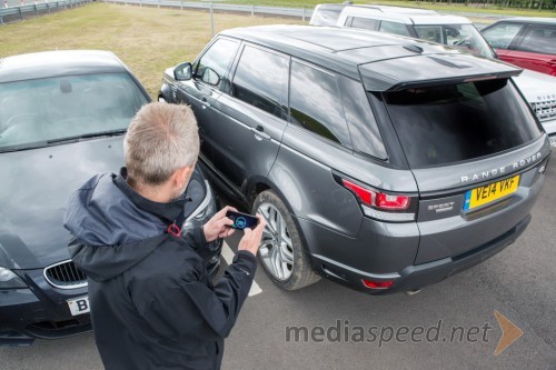 Range Rover Sport, ki ga voznik upravlja s pametnim telefonom zunaj vozila