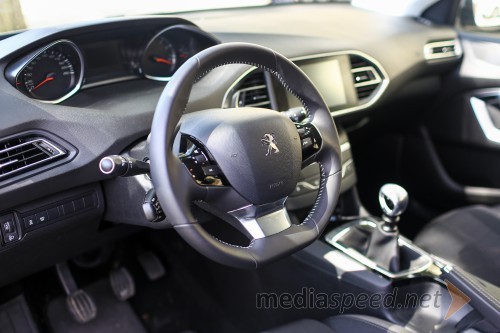 Peugeot 308 1.2 e-THP 130 Style, patentiran dizajn Peugeot i-Cockpit