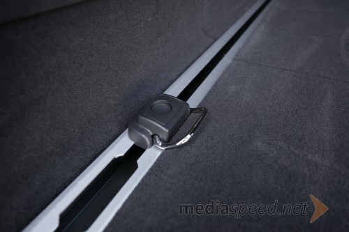 Audi A6 Avant 2.0 TDI (140 kW) Ultra Business, vzdolžna vodila za pritrjevanje v prtljažniku