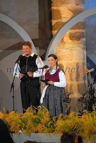 Peter Kirič in Natalija Škrlec, povezovalca festivala