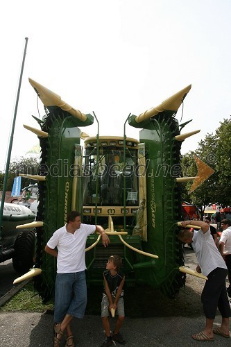 Kmetijski stroj in obiskovalci