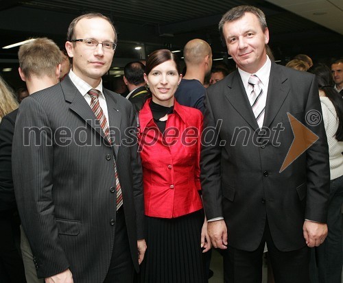 Klaudija Cigan, vodja znamke Seat z možem Damijanom (levo) in Branko Slak, direktor uprave na Ministrstvu za notranje zadeve in višji policijski svetnik