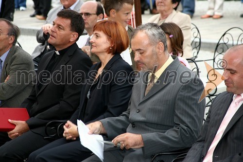 Andrej Firbas, župnik, Stanka in Aleš Gačnik, lastnika hotela