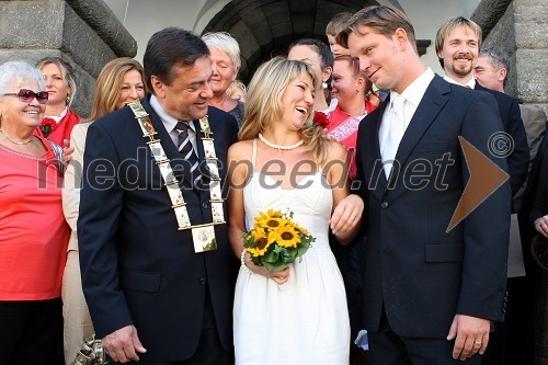 Zoran Jankovič, župan Ljubljane, Sabina Kogovšek, igralka in Jurij Zrnec, igralec s svati