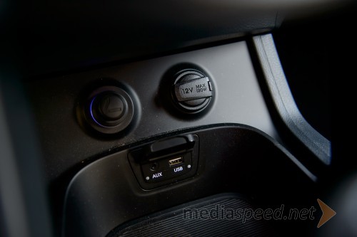 Hyundi Grand Santa Fe 2.2 CRDi 4WD Impression, vtičnice na sredinski  konzoli