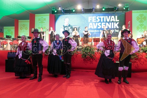 Plesalci Folklorne skupine ISKRAEMECO Kranj