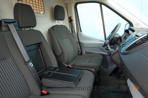 Ford Transit Furgon L3H3 2.2 TDCi Trend, sredinski sedež služi tudi kot odlagališče