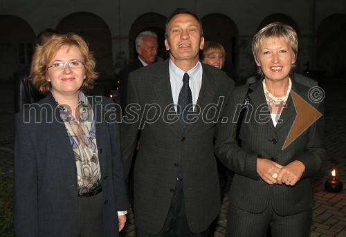 Cvetka Sreš (desno), direktorica Zavoda za zaposlovanje Murska Sobota z možem in ... (levo)
