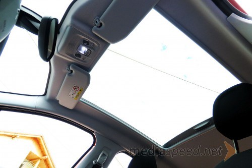 Peugeot 208 Allure 1.2 PureTech 110 Stop&Start, panoramska steklena streha z zaslonko