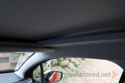 Peugeot 208 Allure 1.2 PureTech 110 Stop&Start, osvetljen strop vzdolž vodil zaslonke