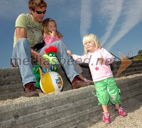 Veslač Iztok Čop s hčerkama Ruby in Amber