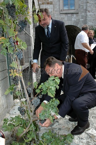 Janez Čebulj, pretor Vinskega konventa sv. Urbana iz Ljubljane in Zoran Jankovič, župan Ljubljane