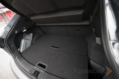 Nissan Qashqai 1.6 dCi 360°, prtljažnik ima dvojno dno in predale ob strani za drobnarije