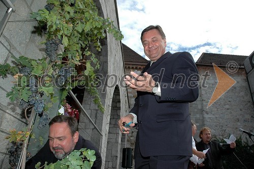 Janez Čebulj, pretor Vinskega konventa sv. Urbana iz Ljubljane in Zoran Jankovič, župan Ljubljane