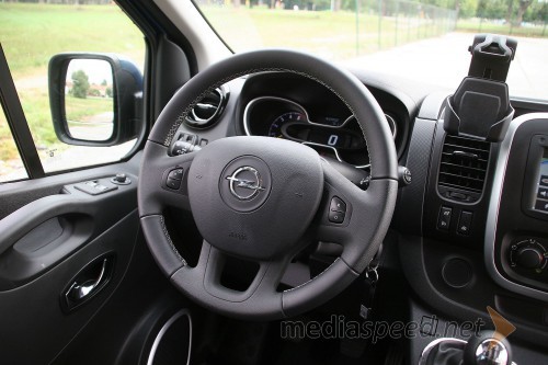 Opel Vivaro L1H1 1.6 BiTurbo CDTI, emblem na volanu izdaja GM poreklo