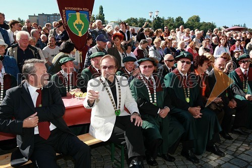 Člani združenja slovenskega reda vitezov vina in obiskovalci na trgatvi
