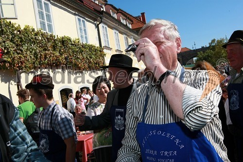 Mag. Tone Zafošnik, mestni viničar pri merjenju sladkorja v grozdju