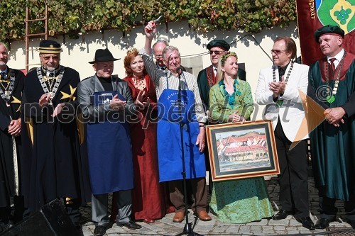 ..., Franc Kangler, mariborski župan, Maja Benčina, Vinska kraljica Slovenije 2007, mag. Tone Zafošnik, mestni viničar in Majda Dreisiebner, mariborska vinska kraljica, Alfi Nipič, pevec in ...