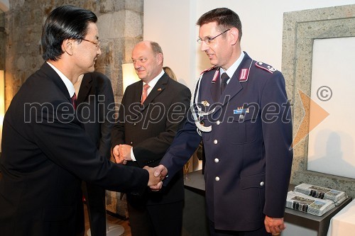 Fuyan Wang, kitajski ambasador, g. Mayer, namestnik nemškega veleposlanika in g. Nolte, admiral nemške vojske