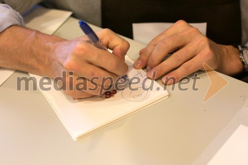Predsednik Republike Slovenije, Borut Pahor, podpisuje voščilnico