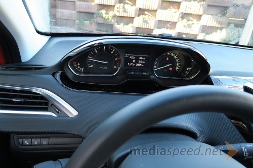 Peugeot 208 Allure 1.6 BlueHDi 100 Stop&Start, merilniki potisnjeni k vetrobranskemu steklu