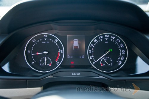 Škoda Superb Combi 2.0 TDI 140 kW DSG Style, merilniki z značilno Škoda grafiko