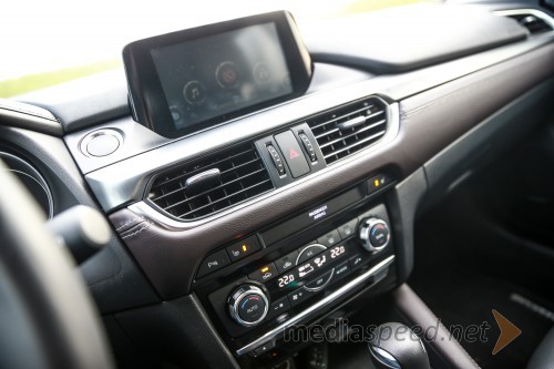 Mazda6 SportCombi CD175 AWD AT Revolution Top, osrednji zaslon ne moteče štrli iz kokpita