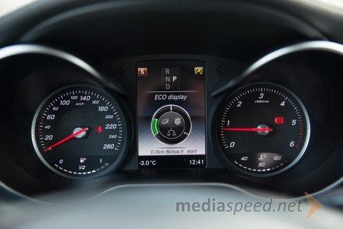 Mercedes-Benz GLC 220d 4Matic, analogni merilniki z digitalnim zaslonom 