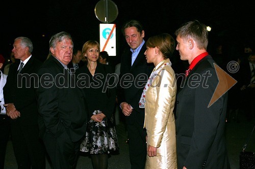 Tone Partljič, predsednik Sveta Borštnikovega srečanja, Vasko Simoniti, minister za kulturo z ženo Alenko Zor Simoniti in Mojca Kucler Dolinar, ministrica za visoko šolstvo, znanost in tehnologijo z možem