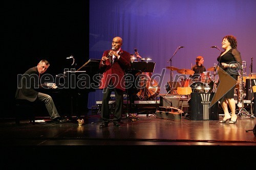 Blaž Jurjevčič, član Big Banda RTV Slovenija, Jon Hendricks, legenda jazza in njegova hčerka Aria Hendricks, pevka