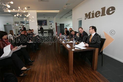 Duška Vuga Cizl, direktorica agencije Mediamix, Janez Zorko, direktor podjetja Miele Adria, Reinhard Zinkann, administrativni vodja in solastnik podjetja Miele, Marcus Miele, administrativni vodja in solastnik podjetja Miele, Tomaž Dietinger, prevajalec in novinarji