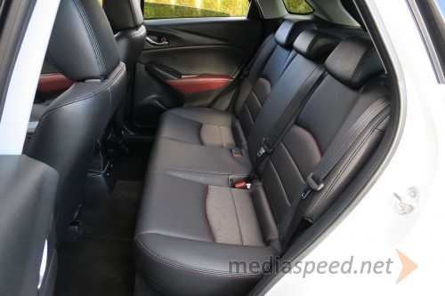 Mazda CX-3 G150 AWD Revolution, na zadnji klopi je prostora le, če sprednja sedeža pomaknemo bolj naprej
