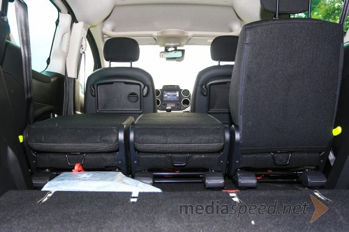 Peugeot Partner Tepee Allure 1.6 BlueHDi 120 EUR6, druga vrsta ima ločene sedeže