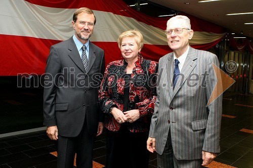 Lojze Peterle, evroposlanec in kandidat za predsednika RS ter dr. Lovro Šturm, minister za pravosodje in njegova soproga Milica Šturm, pesnica in pisateljica