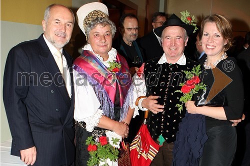 Dr. Valentin Inzko, avstrijski veleposlanik, njegova žena Barbara Fink in obiskovalca v slovenskih narodnih nošah