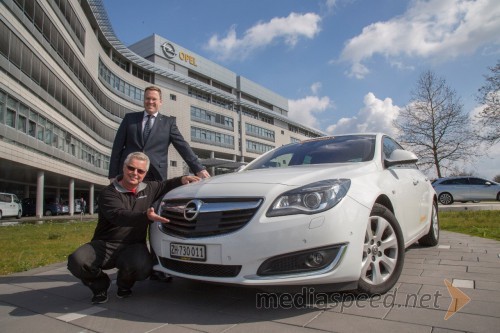 Opel Insignia prevozila 2111 kilometrov s samo enim rezervoarjem