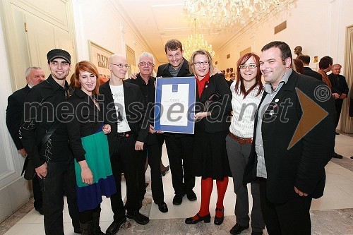 Damjan Rostan, Alenka Marinič, Gregor Moder, Vinko Vasle, direktor Radia Slovenija, Tomaž Lapajne, Maja Dekleva, Sonja Vilc in Goran Završnik, člani Kolektiva Narobov, dobitniki Ježkove nagrade 2007