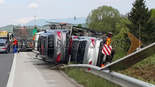 Na štajerski avtocesti, med priključkom Celje - zahod in priključkom Žalec, Arja vas v smeri Ljubljane se je zgodila prometna nesreča. Prevergel se je tovornjak, ki je prevažal avtomobile znamke Mercedes. 