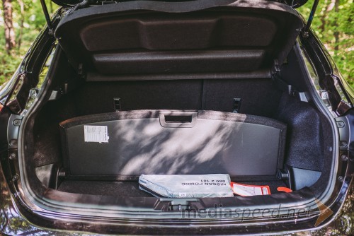 Nissan Qashqai 1.6 DIG-T 2WD 360°, v dnu prtljažnika se shranjujejo drobni predmeti