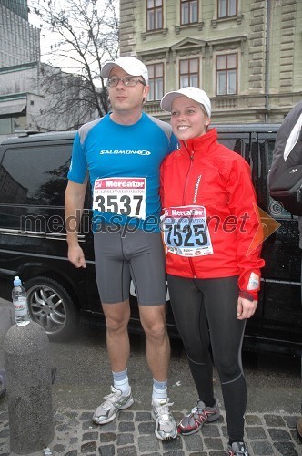 Robert Pečnik - Pečo, voditelj na radiu Hit in Špela Močnik, moderatorka na Radiu Hit in voditeljica resničnostnega šova Kmetija