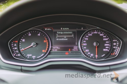 Audi A4 2.0 TDI Basis, info zaslon med merilniki