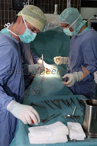 Operacija na hrbtenici po novi metodi v UKC Maribor