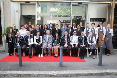 Skupinska fotografija predstavnikov predsedstva Coupe Georges Baptiste, sodnikov, tekmovalcev in njihovih mentorjev.