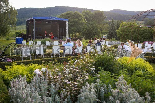 Vrtnice in vino, koncert v Botaničnem vrtu UM