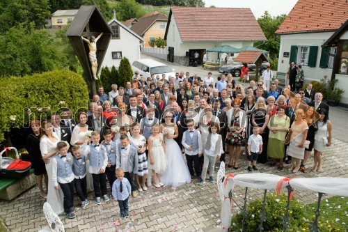 Mladoporočenci v ožjem krogu družin