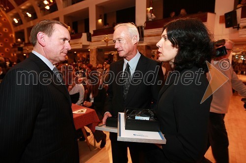 Jože Colarič, predsednik uprave Krka d.d., Janez Pergar, predsednik upravnega odbora podjetja Kompas d.d. in Mojca Osolnik Videmšek, generalna sekretarka NLB