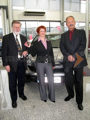 Andrej Lesjak, direktor podjetja Delo revije, d.d., Nada Turk, dobitnica Jeklenega zapeljivca leta 2007 Honde CR-V in Zoran Polič, direktor podjetja AC Mobil