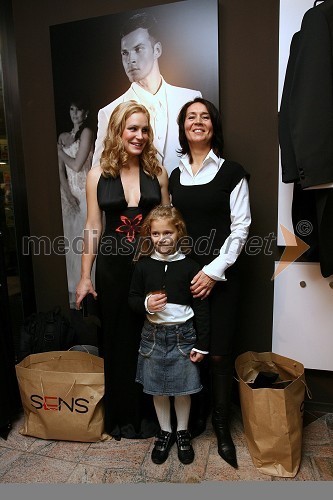 Zlata Zavašnik, oblikovalka oblačil in lastnica ter direktorica podjetja Sens d.o.o. s hčerkama Aleksandro in Laro